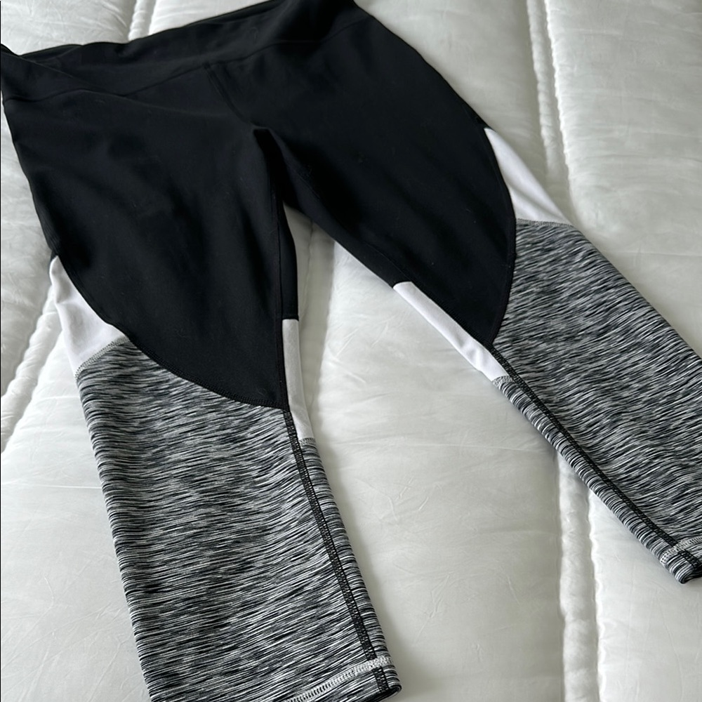 Gap womens Black & Gray Color-Blocked cropped Leggings for Active Wear. Medium